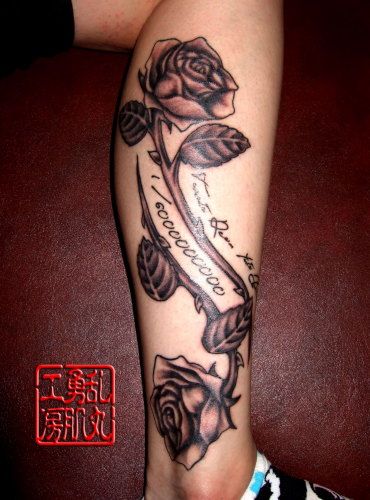 ブラック＆グレー,薔薇,バラ,英字,足,女性,花タトゥー/刺青デザイン画像