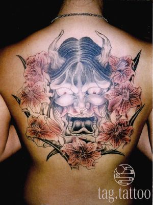 女性 背中 抜き 般若 百合 植物 花のタトゥーデザイン タトゥーナビ