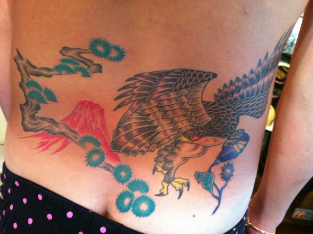 腰 女性 鷹 富士 茄子 カラーのタトゥーデザイン タトゥーナビ