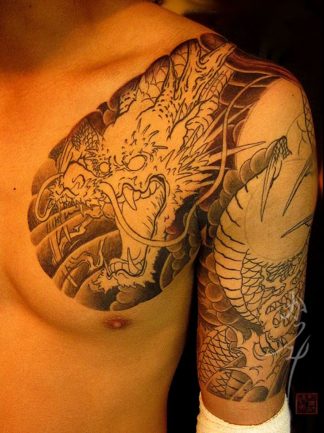 胸,二の腕,男性,龍,額,五分袖タトゥー/刺青デザイン画像