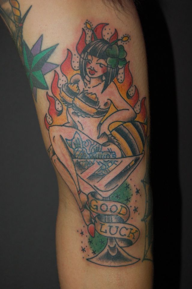二の腕,男性,蜂,女,美女,ピンナップガール,ピンナップ,カラータトゥー/刺青デザイン画像