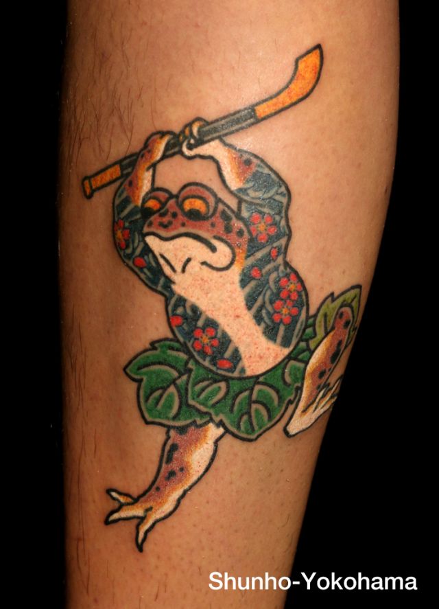 足,ふくらはぎ,抜き,カエル,カラータトゥー/刺青デザイン画像