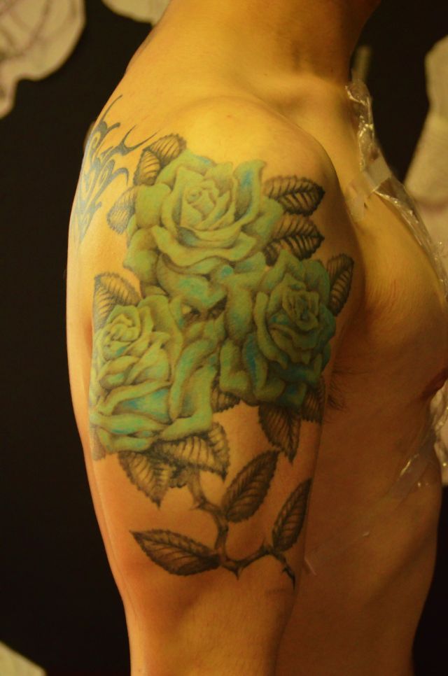 腕,薔薇,バラ,青タトゥー/刺青デザイン画像