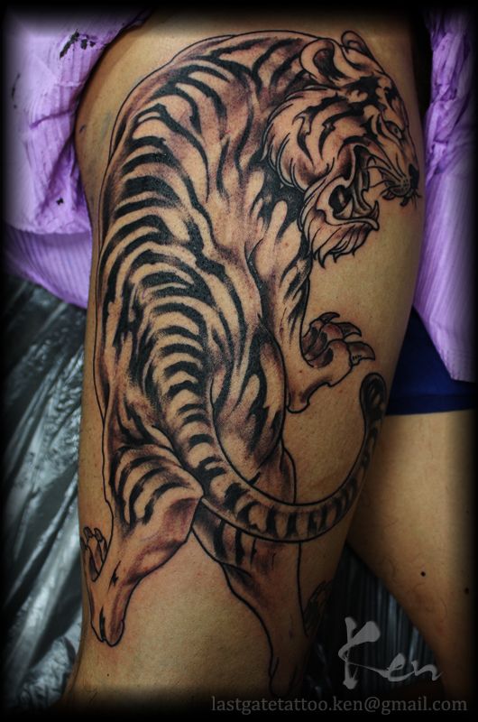 ブラック＆グレー,足,虎,ワンポイント,抜き,動物タトゥー/刺青デザイン画像