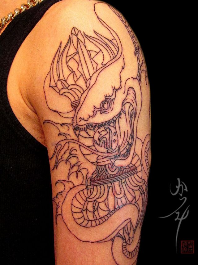 二の腕,男性,蛇,筋彫りタトゥー/刺青デザイン画像