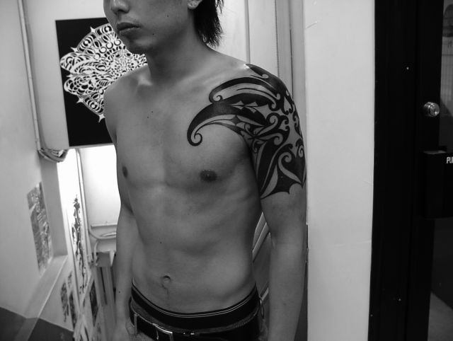 腕,肩,胸,トライバル,トライバルタトゥー,ブラック＆グレイタトゥー/刺青デザイン画像
