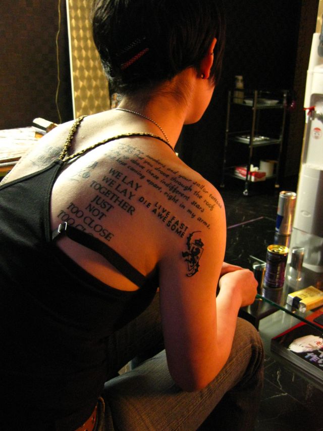 女性,背中,文字,レタータトゥー/刺青デザイン画像