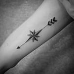腕,女性,二の腕,星,矢タトゥー/刺青デザイン画像