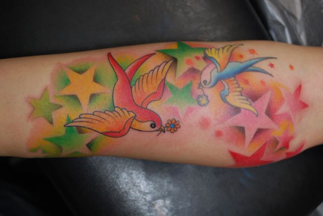 腕,星,ツバメ,カラー,カラフルタトゥー/刺青デザイン画像