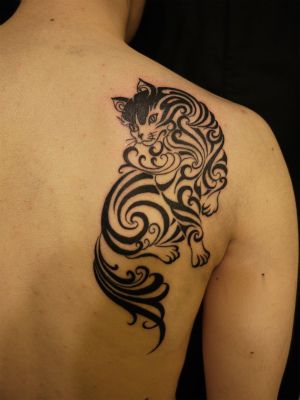 背中,トライバル,猫,トライバルタトゥー,ブラック＆グレータトゥー/刺青デザイン画像