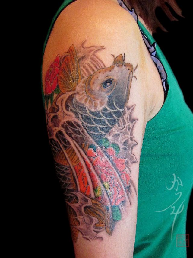 女性,二の腕,鯉,牡丹,カラータトゥー/刺青デザイン画像