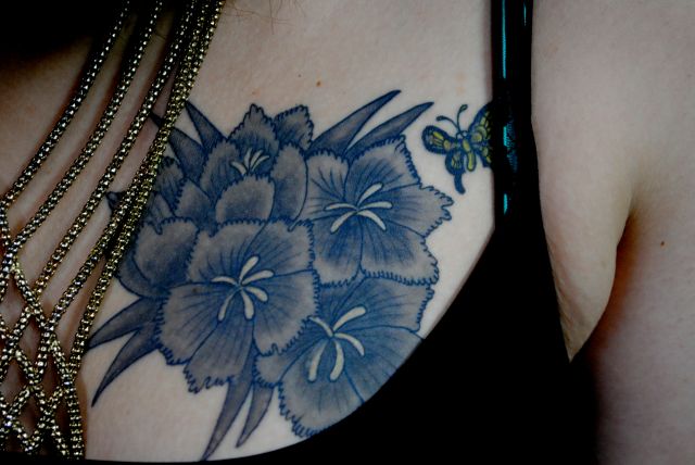女性,胸,花,蝶,バタフライタトゥー/刺青デザイン画像