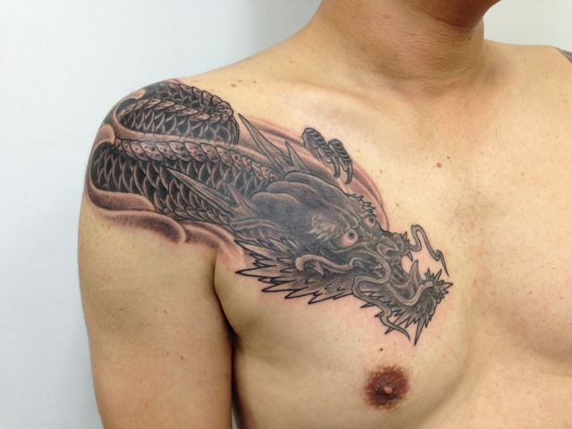 胸,龍,抜き,烏彫り,ブラック＆グレイタトゥー/刺青デザイン画像