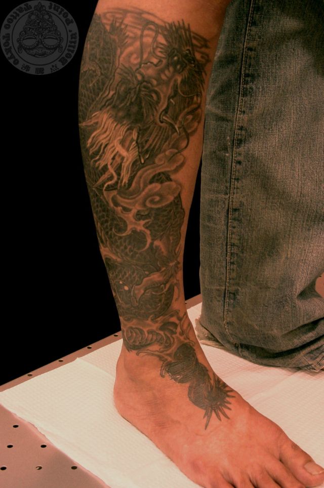 足,腋,ふくらはぎ,龍,カラス彫り,ブラック＆グレイ,ブラック＆グレータトゥー/刺青デザイン画像