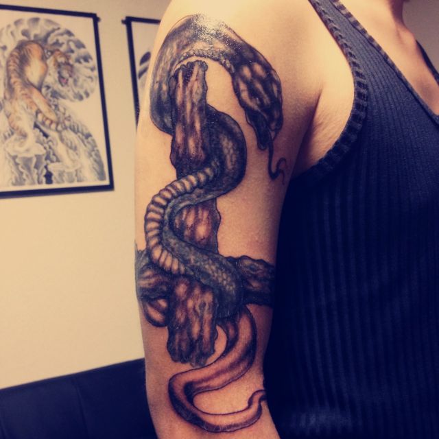 腕,男性,大蛇,蛇,クロス,十字架,ブラック＆グレータトゥー/刺青デザイン画像