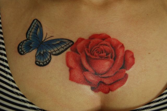 背中,腰,女性,蝶,バタフライ,薔薇,バラ,カラー,カラフルタトゥー/刺青デザイン画像