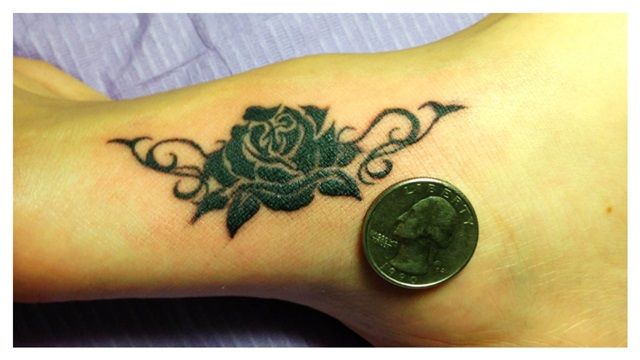 足,薔薇,トライバルタトゥー/刺青デザイン画像