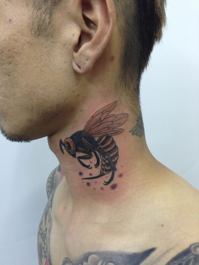 首,蜂,カラータトゥー/刺青デザイン画像