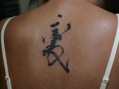 背中,女性,文字,ワンポイントタトゥー/刺青デザイン画像
