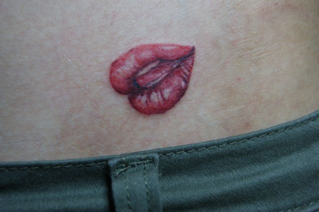 背中,腰,女性,ワンポイント,口紅,リアリスティック,唇,カラータトゥー/刺青デザイン画像