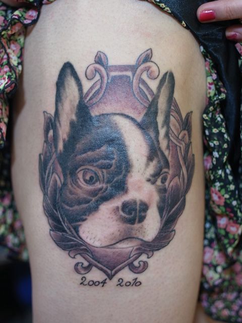 女性,太もも,犬,ブラック＆グレイ,ブラック＆グレータトゥー/刺青デザイン画像