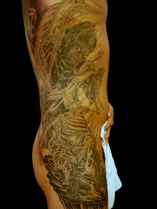 腹,脇,不動明王,神仏,ブラック＆グレイ,ブラック＆グレータトゥー/刺青デザイン画像