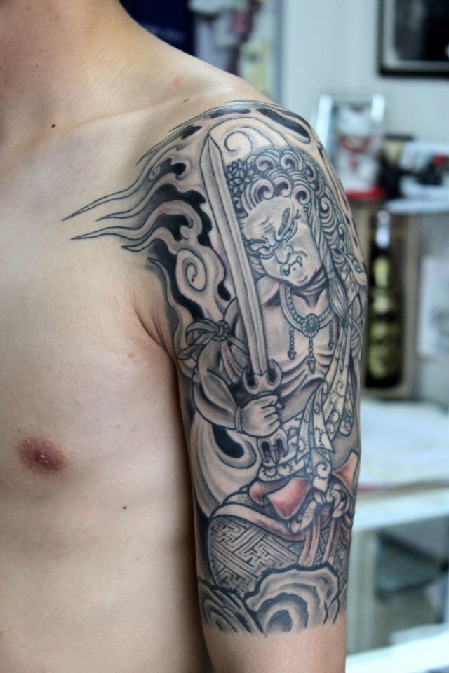 腕,肩,不動明王,ブラック＆グレイ,ブラック＆グレータトゥー/刺青デザイン画像