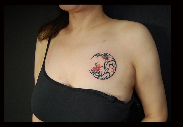 女性,フラワー,ワンポイント,トライバル,薔薇,月,カラータトゥー/刺青デザイン画像