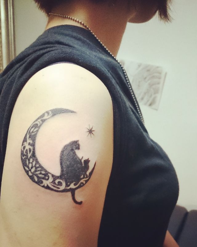 腕,肩,トライバル,月,猫タトゥー/刺青デザイン画像