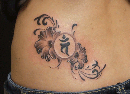 腰,女性,梵字,花,ブラック＆グレータトゥー/刺青デザイン画像