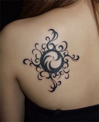 背中,女性,太陽,トライバルタトゥー/刺青デザイン画像