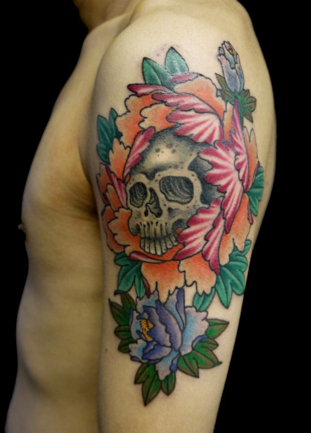 腕,二の腕,牡丹,スカル,ボタン,カラー,カラフルタトゥー/刺青デザイン画像