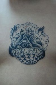 胸,ワンポイント,ブラック＆グレータトゥー/刺青デザイン画像