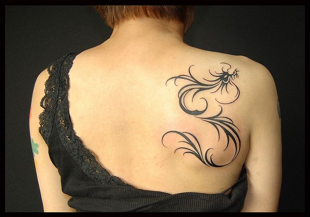 背中,女性,龍,トライバルタトゥー/刺青デザイン画像
