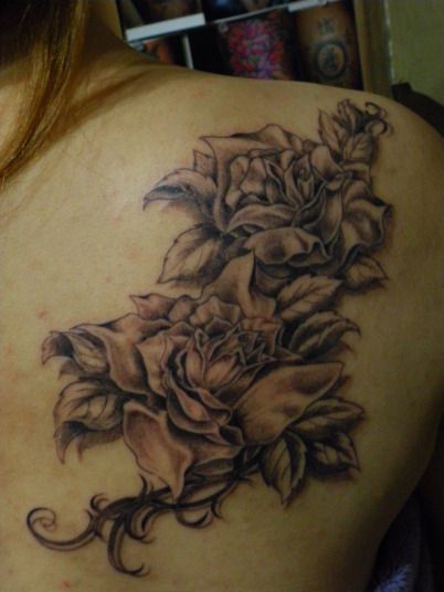 女性,肩,薔薇,背中,ブラック＆グレイタトゥー/刺青デザイン画像