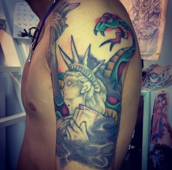 腕,蛇,自由の女神タトゥー/刺青デザイン画像