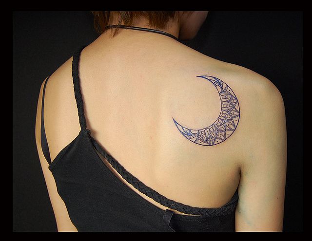 背中,肩,女性,ワンポイント,トライバル,月,カラー,青タトゥー/刺青デザイン画像