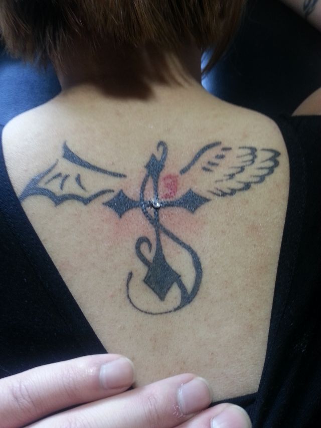 背中,首,女性,トライバル,クロス,羽,十字架,トライバルタトゥータトゥー/刺青デザイン画像