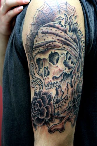 スカル,薔薇,腕,ブラック＆グレー,花タトゥー/刺青デザイン画像