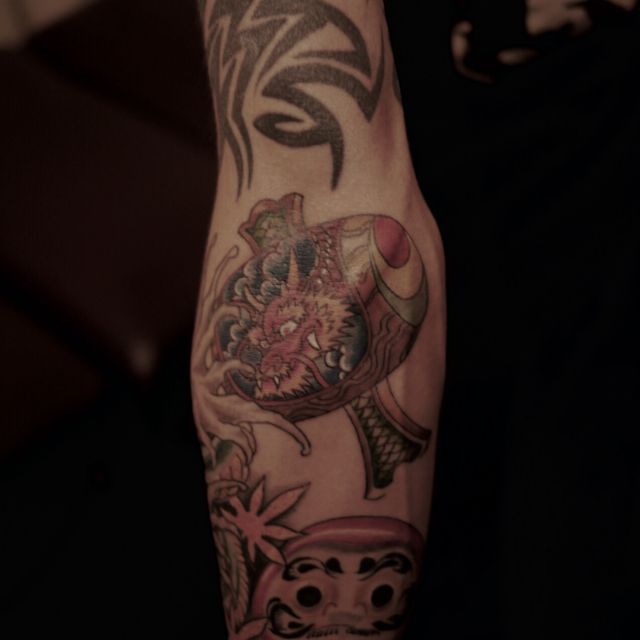 二の腕,肘,龍,小槌,カラータトゥー/刺青デザイン画像
