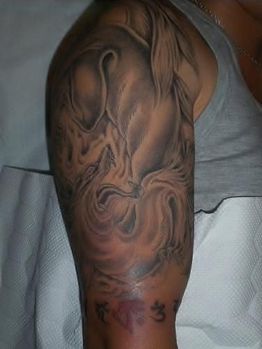 九尾狐,腕,ブラック＆グレー,動物タトゥー/刺青デザイン画像