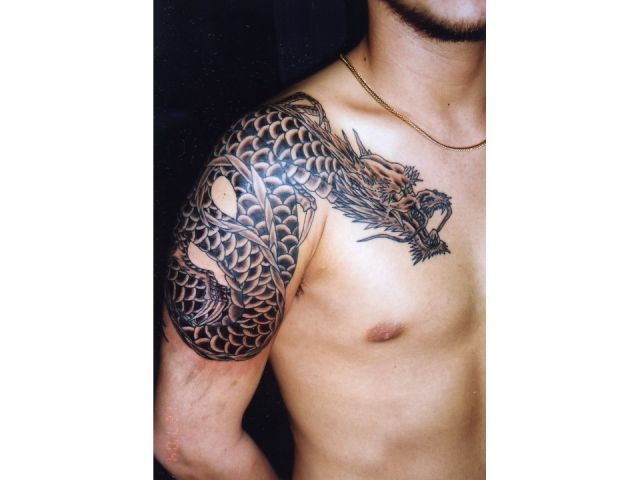 腕,胸,龍,ブラック＆グレータトゥー/刺青デザイン画像
