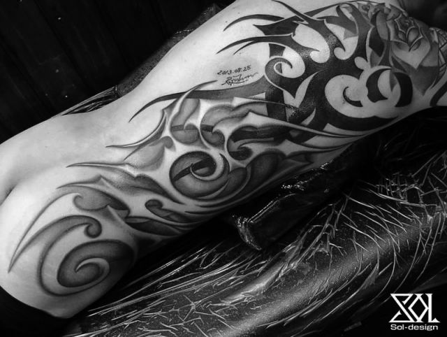背中,トライバル,ブラック＆グレイ,ブラック＆グレータトゥー/刺青デザイン画像