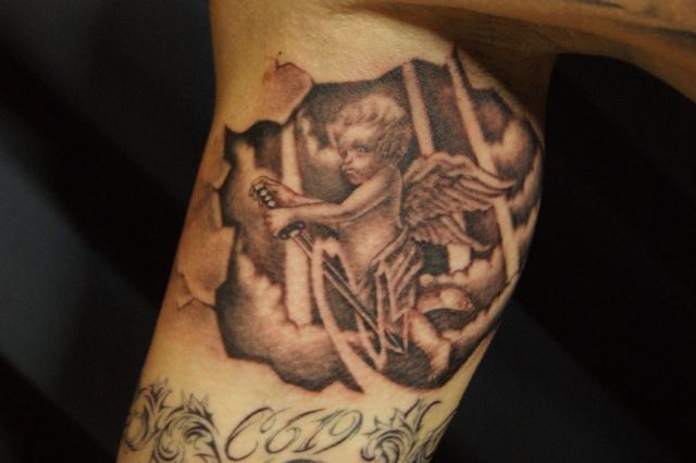 腕,手,二の腕,男性,天使,エンジェル,ブラック＆グレイ,ブラック＆グレータトゥー/刺青デザイン画像