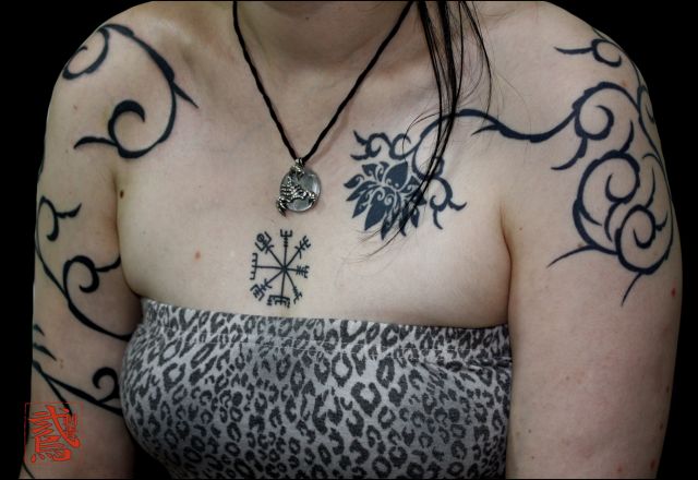 腕,胸,トライバル,蓮,草タトゥー/刺青デザイン画像