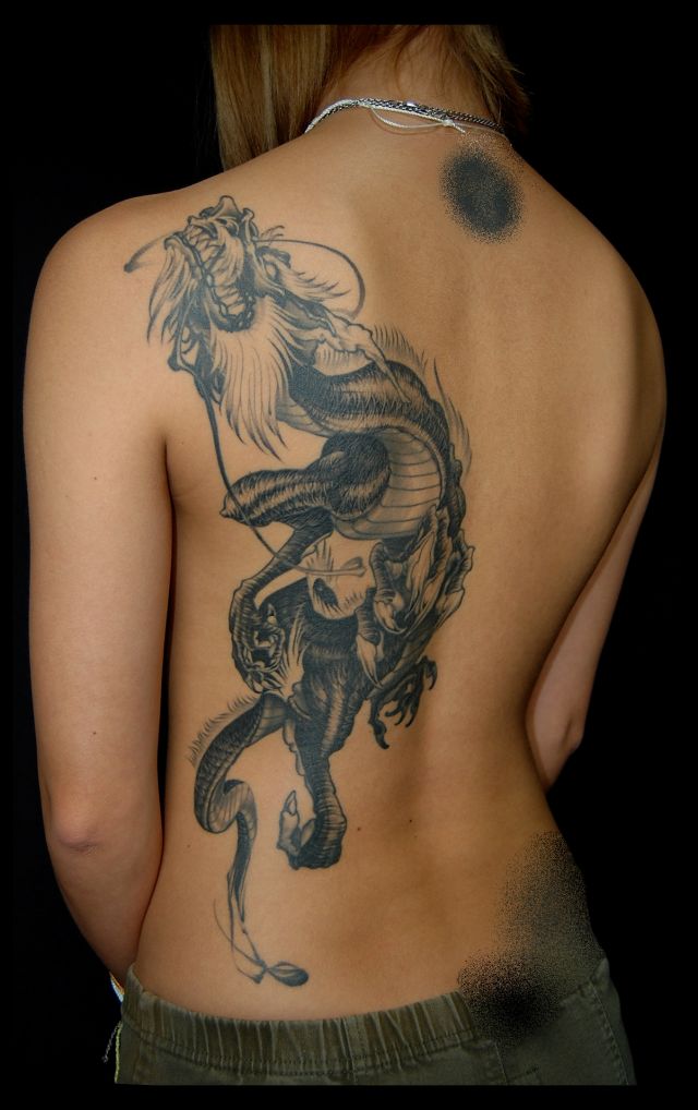 背中,肩,女性,龍,ドラゴン,ブラック＆グレイ,ブラック＆グレー,烏彫り,ブラック＆グレイタトゥー/刺青デザイン画像