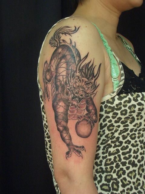 女性,腕,麒麟,ブラック＆グレータトゥー/刺青デザイン画像