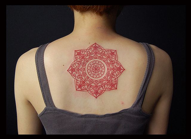 背中,女性,トライバル,カラータトゥー/刺青デザイン画像