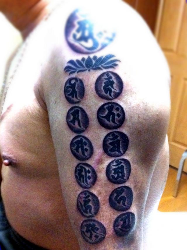 梵字,腕,ブラック＆グレーのタトゥーデザイン｜タトゥーナビ
