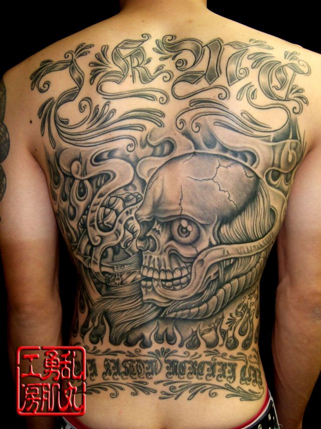 背中,スカル,文字,レター,ブラック＆グレータトゥー/刺青デザイン画像